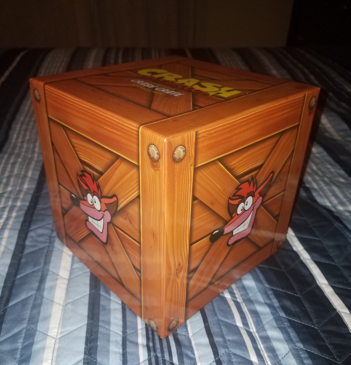 ItzAustinCB's tweet photo. Meant to post this earlier, but my mom got me a late birthday present! 

Been searching for one of these in stores for awhile but she ended up ordering one online 🙌🧡

#CrashBandicoot #ExquisiteGaming #LootCrate #Activision #BigBox https://t.co/xTh91R0tnh