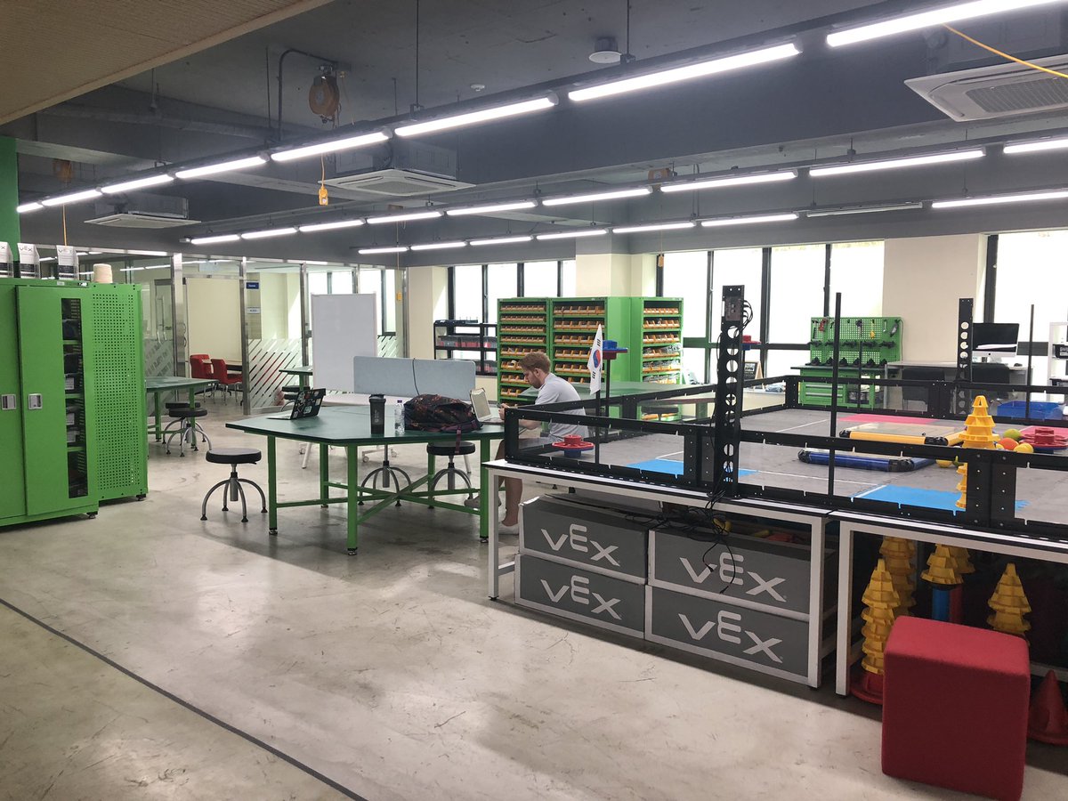 mabycraft's tweet photo. The Design suite is cleaned and ready for the new school year! Let’s make more cool stuff! We need a cool name for it. The nest? @mraulton @mcelroy23 @mcelroy23 #designthinking #makerspace #robotics #kispride https://t.co/qaO6HnYi7T