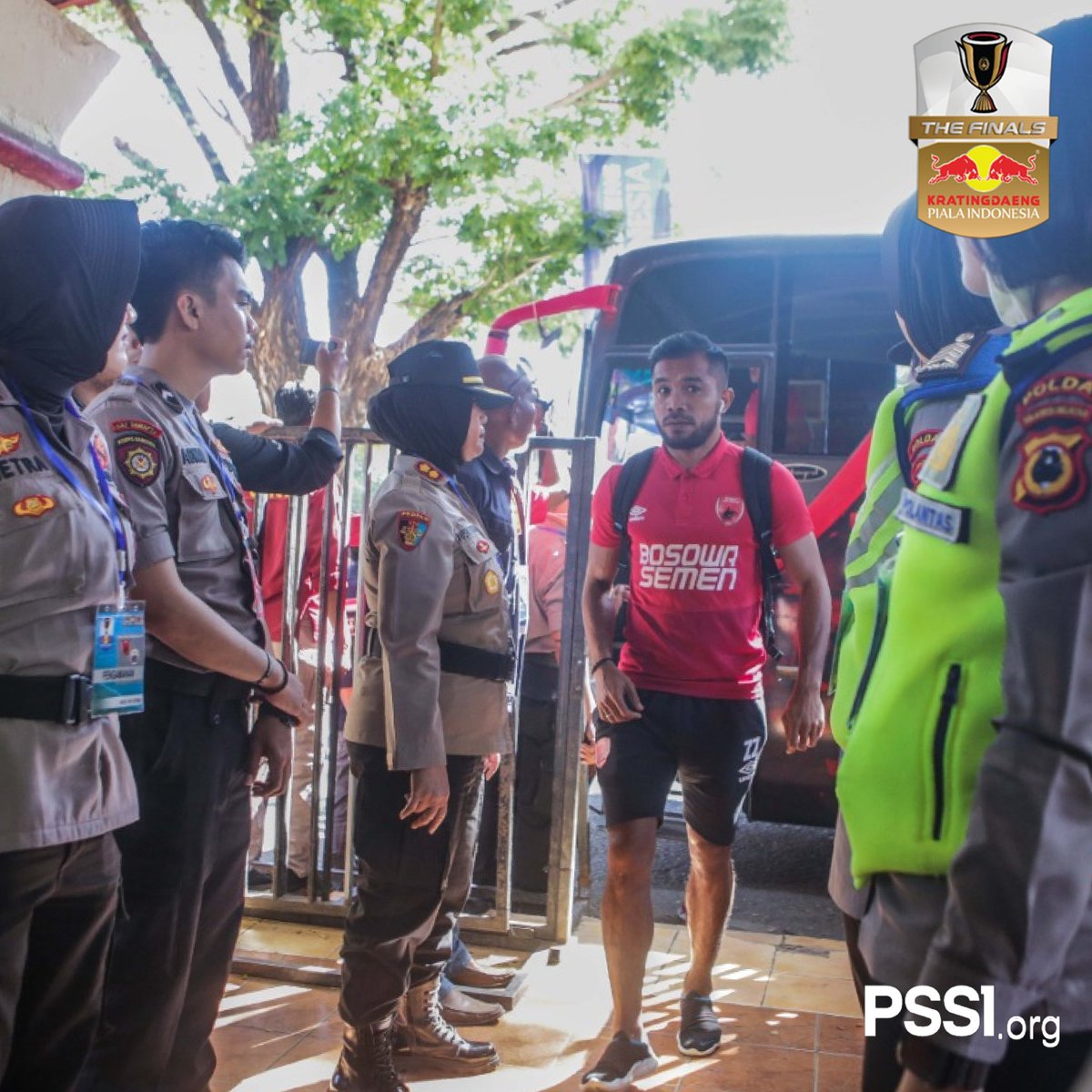 Kedua kesebelasan telah tiba di Stadion Andi Matalatta, Makassar.

#PSSINow #SepakBolaNusantara #KratingdaengPialaIndonesia