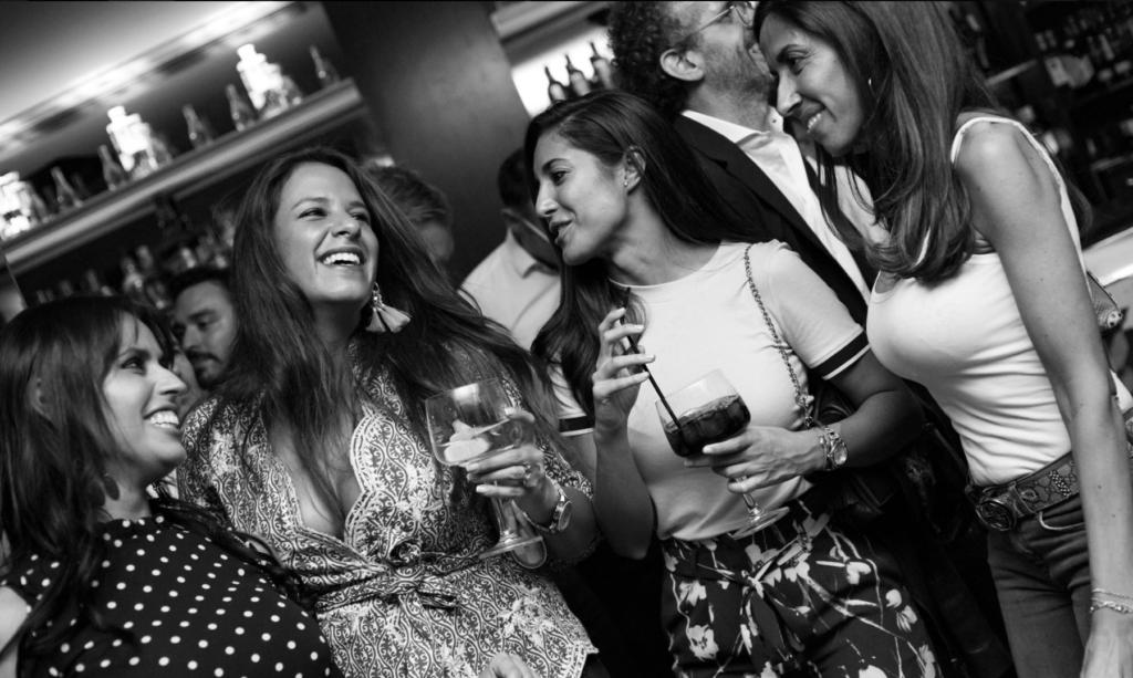 Ángeles Moya: Un pequeño oasis en un lugar privilegiado de Madrid. Su terraza, tipo jardín, tiene ambientes diferenciados para cenar/comer tranquilamente y/o tomarse unas copas. El servicio y la comida, exquisitos. Muy recomendable.