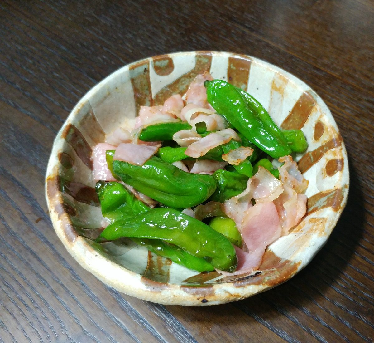 シシトウが好きです✨
天ぷらで食べるのが一番好きなのですが、今回はベーコンと炒めて甘辛味に仕上げました。

ご飯や素麺などのオトモにも合うと思うのです✨
時々辛いシシトウが居ますが、我が家ではそれを「当たり」と言ってもう一個シシト… 