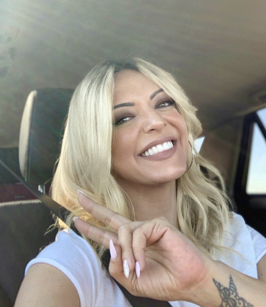 MercheOficial's tweet photo. Buenas! 😃❤️ Rumbo a @CMM_es que en un rato estaré en @Estando_Contigo cantando #LoQueMeDeLaGana 🎤💃🏼💃🏼💃🏼 No os lo perdáis!! 😘😘😘 #respeto #libertad #igualdad #inclusion #tolerancia #BuenosDias #FelizMartes https://t.co/l1SZ7zIE9c https://t.co/UR9wf8IBWt