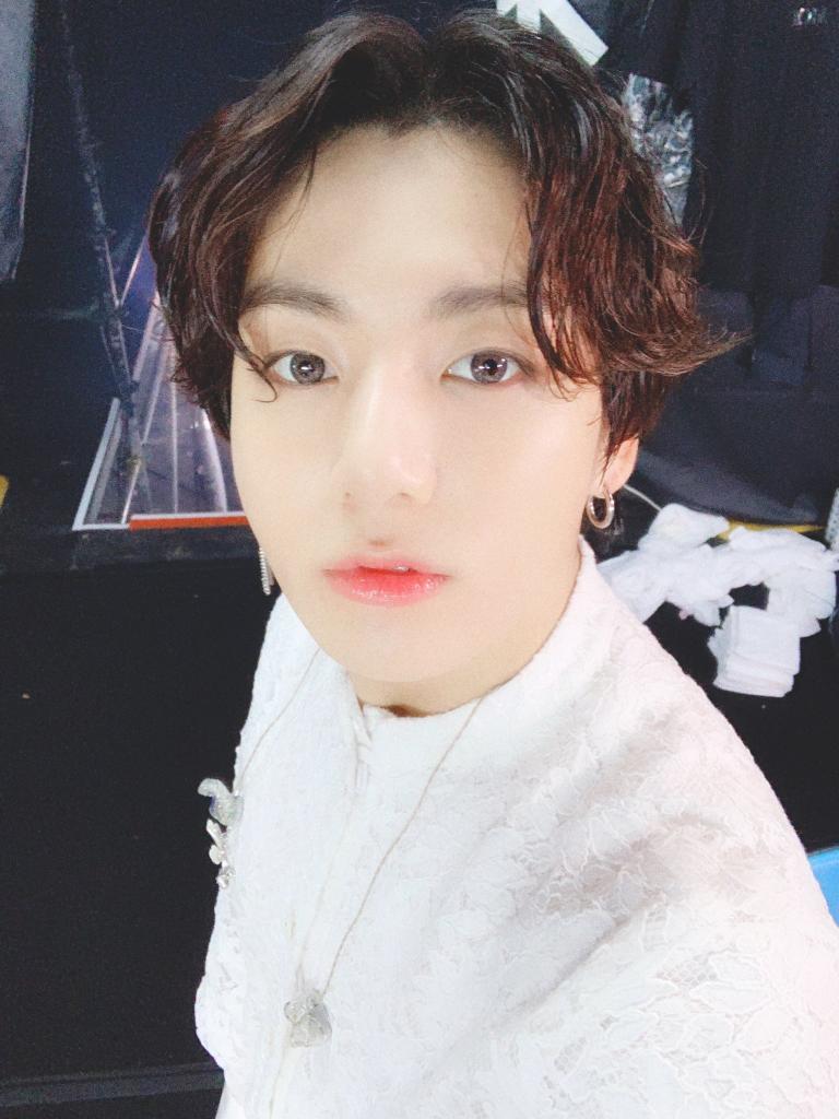 jeonglows's tweet image. jungkook's long curly hair &amp;gt;&amp;gt;&amp;gt;&amp;gt;