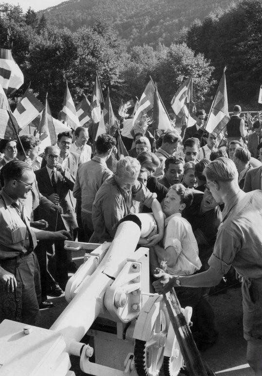 federalists's tweet photo. 🇪🇺 #OnThisDay in 1950 over 300 European @Federalists from 7 different countries took by storm the German-French border.
🕊️ They staged the protest where their parents & grandparents faced each other in battle before.
#EuropeWithoutBorders #toFedEU #IChooseEurope https://t.co/3FxU9r5XSh