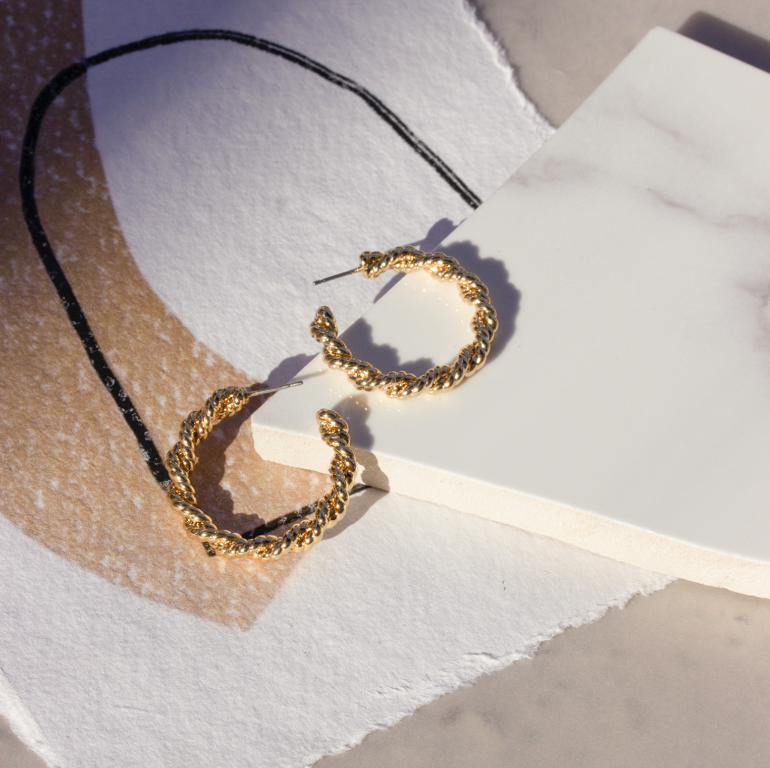 AUGUSTINE, la délicatesse de la torsade à vos oreilles.
> eshop.emma-chloe.com
#emmaetchloe