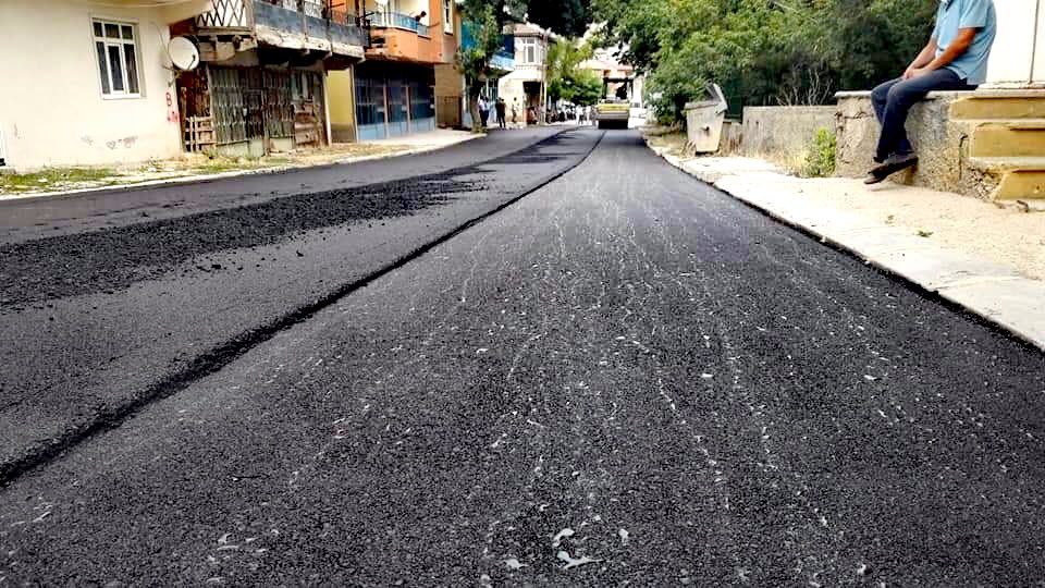 Fen İşleri Yol Müdürlüğü ekiplerimiz tarafından, Adana genelinde devam eden asfaltlama çalışmaları bugün, Tufanbeyli Kızıltepe caddesinde devam ediyor.