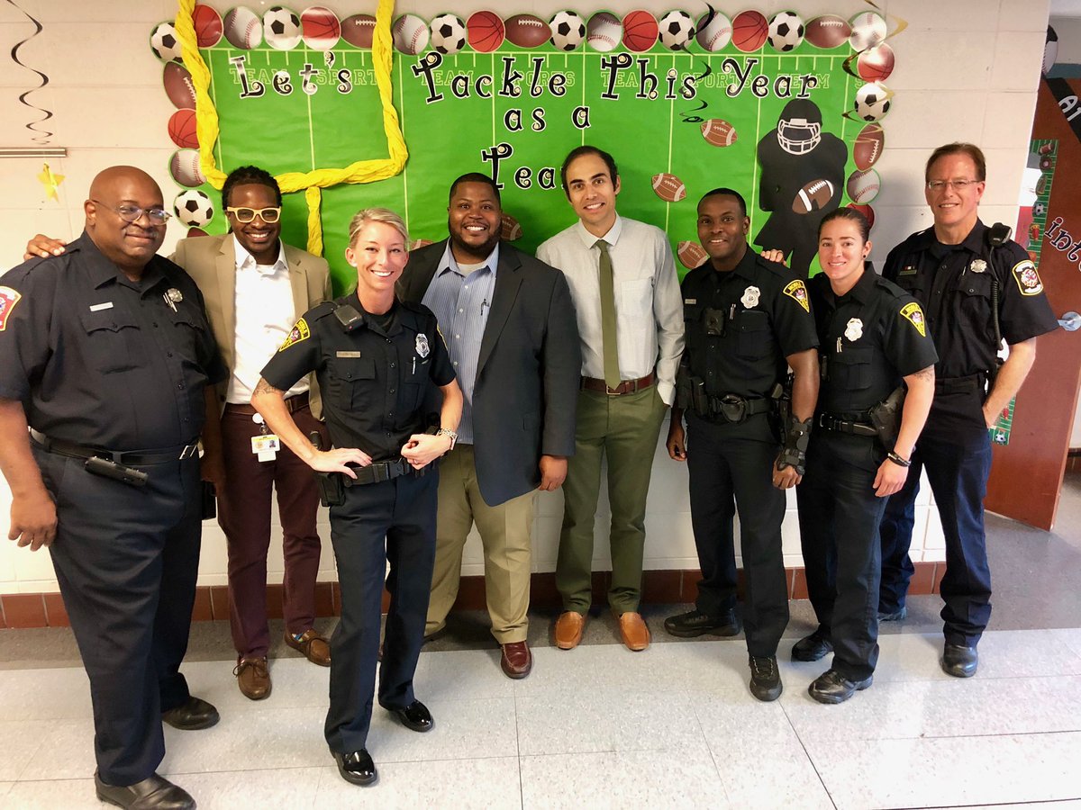 amandau27's tweet image. A great opening of school for @HowardELEM! They  began their day with community support from @TheFuseProject &amp;amp; the @MobileALPolice welcoming families back to school! #TeamHoward is READY!! #TeamMCPSS #weready #LearningLeading