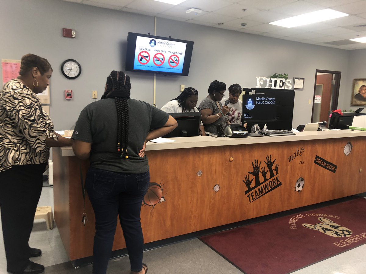 amandau27's tweet image. A great opening of school for @HowardELEM! They  began their day with community support from @TheFuseProject &amp;amp; the @MobileALPolice welcoming families back to school! #TeamHoward is READY!! #TeamMCPSS #weready #LearningLeading