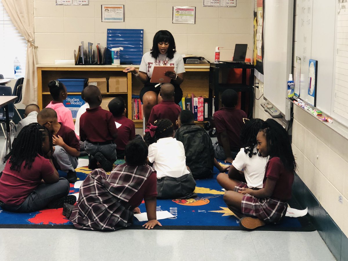 amandau27's tweet image. A great opening of school for @HowardELEM! They  began their day with community support from @TheFuseProject &amp;amp; the @MobileALPolice welcoming families back to school! #TeamHoward is READY!! #TeamMCPSS #weready #LearningLeading