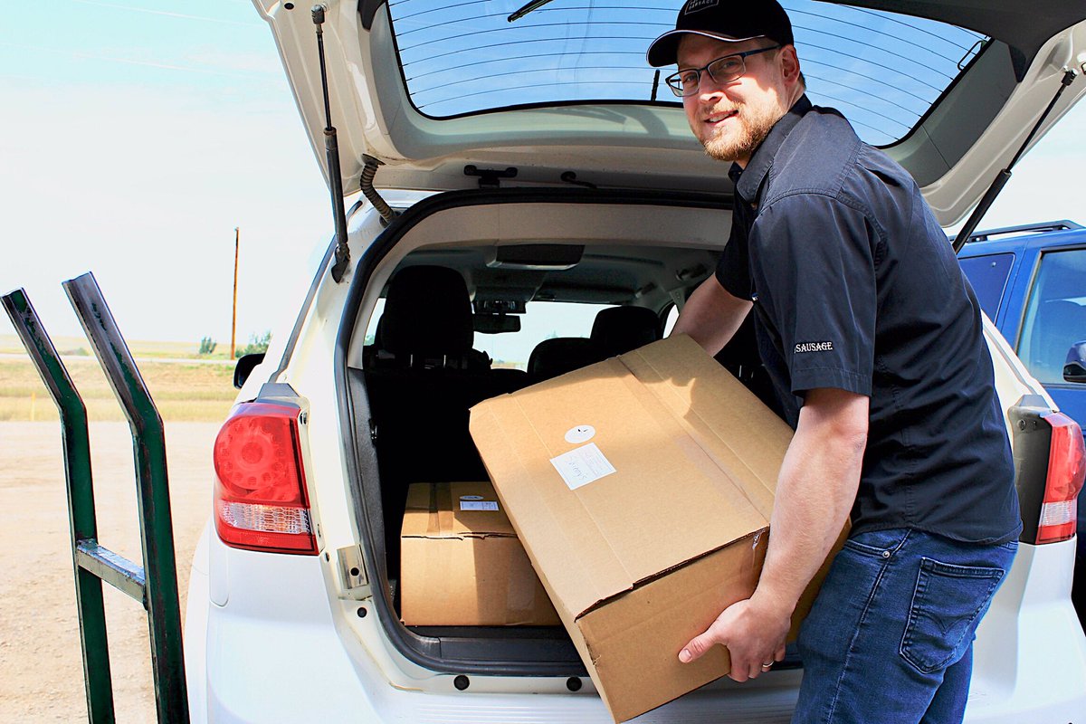 premiumsausage's tweet image. Let us take one thing off of your to do list. 

We offer free delivery on orders of $100+ to #medhat, #DesertBlume, #Redcliff and #BowIsland. Give us a call at (403) 832-2224 for more info! 🚐📦