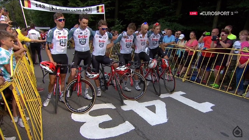 Notizie_dalWeb's tweet photo. I Compagni di Team di #BjorgLambrecht all'arrivo della tappa di oggi ... una rappresentazione di quello che è questo sport meraviglioso. #TDP2019 https://t.co/AkHHgS614u