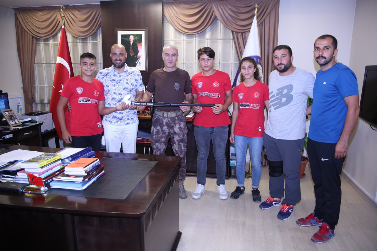 İl Emniyet Müdürümüz Ahmet Selçuk OKUMUŞ beyi Hokey Federasyonu İl Temsilcisi olarak Milli Takım Antrenörlerimiz Milli Sporcularımız ile ziyaretlerde bulunarak Hediyelerimizi taktim ettik.Sayın İl Emniyet Müdürümüze misafirperverliğinden dolayı hokey Camiası adına teşekkür ederiz