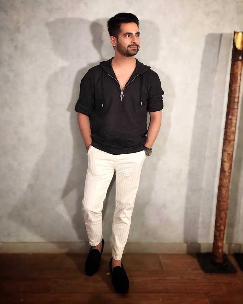 A lot of colours are the new black.
Ever wondered what black wants to be? 
#karanmehra  <a href="/realkaranmehra/">Karan Mehra</a>