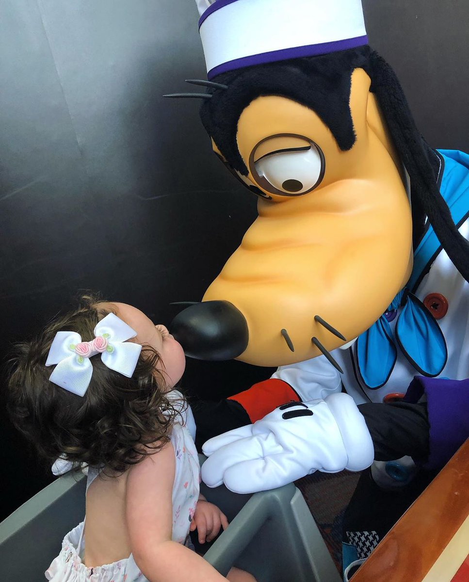 ✧　　　 　   · 
　 　　　 ·  ˚ 
 ·   　　　Momento feliz　🏰✨
 * ·  　 ·  · 　　　  ·  + 
   *  · 　 ·  　　　　 　
 　　 · 　Leah repartiendo a amor   　  　　*
         📍Disney. ⭐