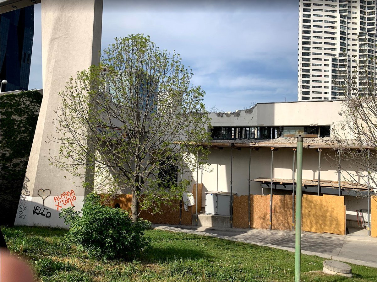 VentexZ's tweet photo. 26. April 2019 | 17:00
#Cineplexx #Reichsbrücke #Palace #cineplexxpalace #minopolis #kidstown #kaisermühlen #wien #stadtderkinder #abbruch #abriss #danubeflats #lostplace #kino #verlassen #prajo #cineplexxreichsbrücke https://t.co/TE84xVdySV