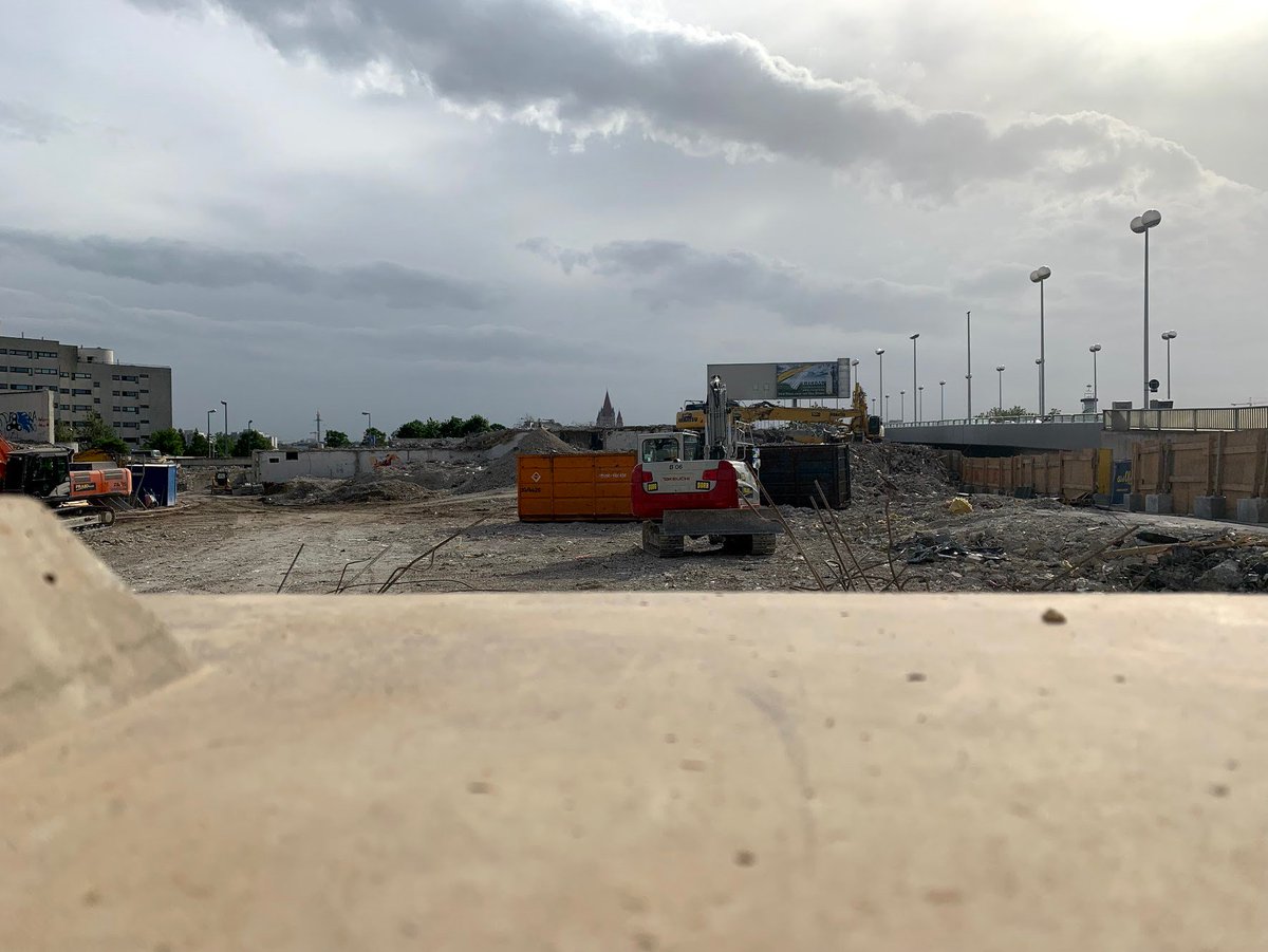 VentexZ's tweet photo. 26. April 2019 | 17:00
#Cineplexx #Reichsbrücke #Palace #cineplexxpalace #minopolis #kidstown #kaisermühlen #wien #stadtderkinder #abbruch #abriss #danubeflats #lostplace #kino #verlassen #prajo #cineplexxreichsbrücke https://t.co/TE84xVdySV