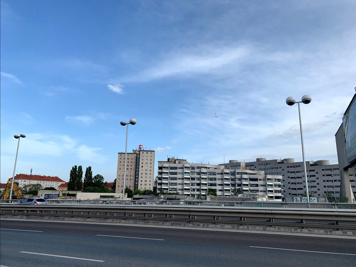 VentexZ's tweet photo. 26. April 2019 | 17:00
#Cineplexx #Reichsbrücke #Palace #cineplexxpalace #minopolis #kidstown #kaisermühlen #wien #stadtderkinder #abbruch #abriss #danubeflats #lostplace #kino #verlassen #prajo #cineplexxreichsbrücke https://t.co/TE84xVdySV