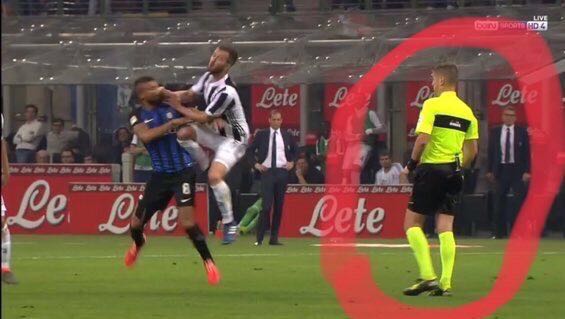 StCarnevale's tweet photo. La pirateria uccide il Calcio. #Stopiracy

@SerieA https://t.co/dhJmyJnyr3