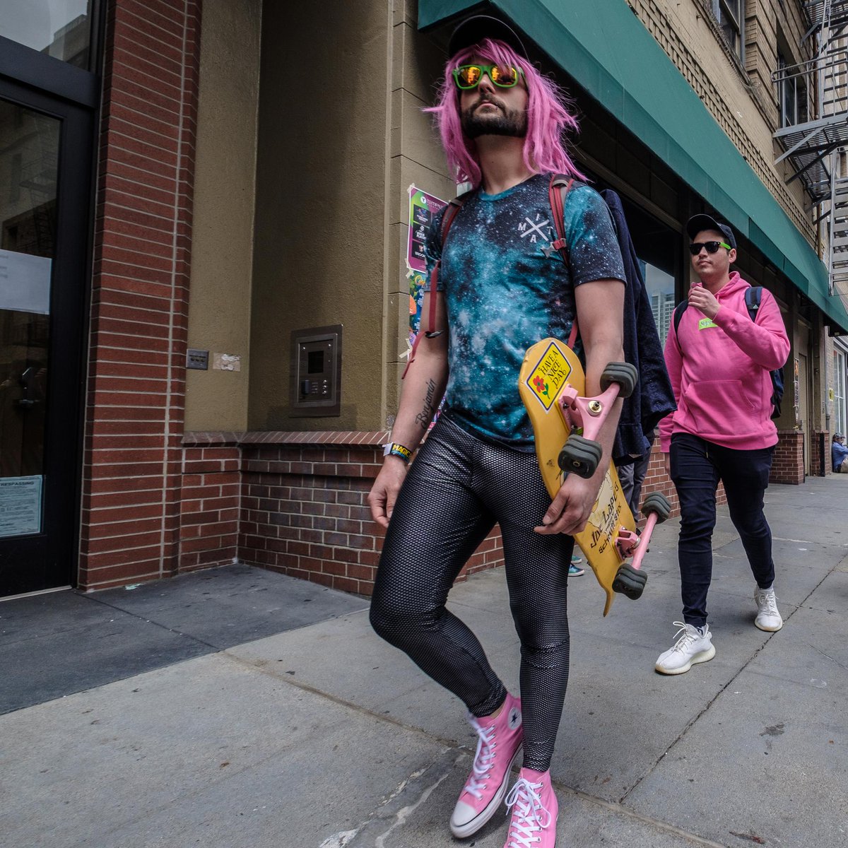 bhautikj's tweet photo. Men walk on the road as a plane #SOMA #bhautikjoshi #california #edm #event #howweird #howweird2019 #howweirdstreetfair #howweirdstreetfaire #hwsf #hwsf19 #sanfrancisco #sf #streetfaire #streetparty #summer https://t.co/op6Y2hfFt6