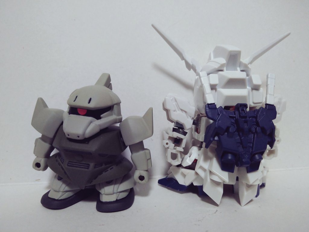 mushicannon's tweet photo. 最新キットを刻んで縮める贅沢をまたやってしまってます。SDCSユニコーンガンダムを、エクスタンダードや食玩Gフレーム、ガシャプラを混ぜて低頭身化。隣のゲルググは身長比較用。もう少し縮めたいな…🙄

#SDガンダム 
#BB戦士 https://t.co/x3gjbCFBN8