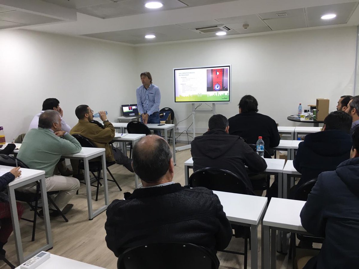 on_haus's tweet photo. Salón lleno en el curso de #Hermeticidad para para el Consorcio FG / Contrust de 🇨🇱 Chile #EdificioEloisa. Organizado por el @iphchile, pone en valor la actitud de instituciones comprometidas.  #IPHChile #CPHChile2019 https://t.co/A7WwElCVle