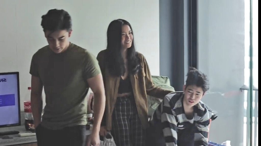 CheLouDre's tweet photo. chura ni fumi hahaha! halatang sobrang antok pa eh . 

Mama lou: Nak, gising na papasok pa kau sa school
papa dowe: Hatid ko kau sa school nyo 
hahaha
Fumi: Eeeeeeeeeeeeeeehhhhhhh!!!! taraga?? 

LOUDRE BalikOnlineWorld https://t.co/EOFAfeNJQi