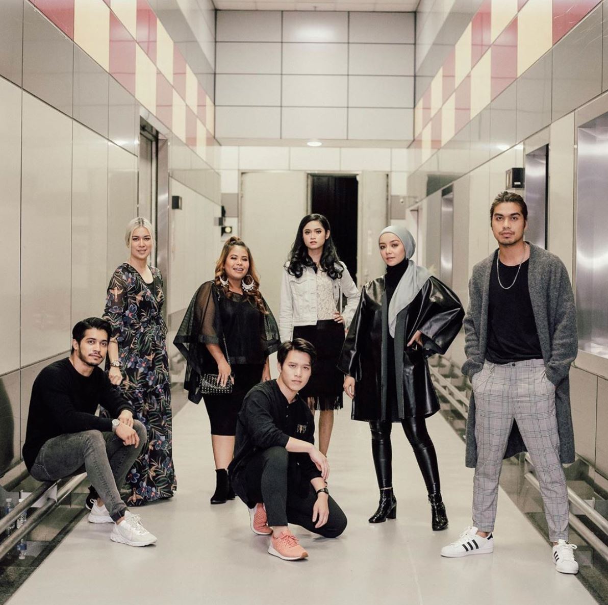 Myartis On Twitter Wahhh Bergaya Sungguh Mira Filzah Dengan Seluar Kulitnya Untuk Info Mira Bergambar Bersama Barisan Pelakon Drama Sweet Dreams Artismalaysia Myartis Pelakon Hiburan Hiburanmalaysia Drama Dramamalaysia Viral Https