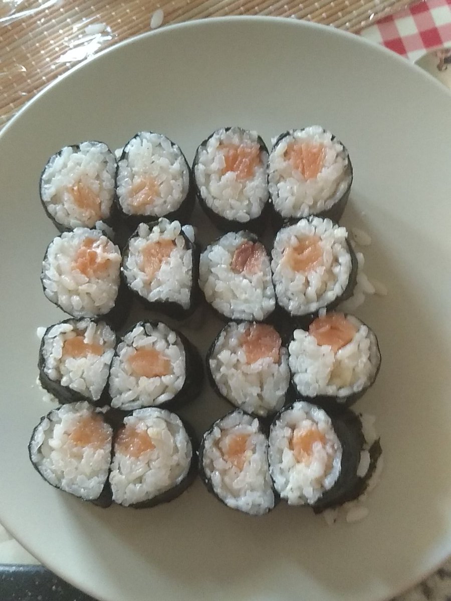 livern_music's tweet photo. Els meus primers makis! Estaran bons? #sushimaker https://t.co/2L1yO1vis1