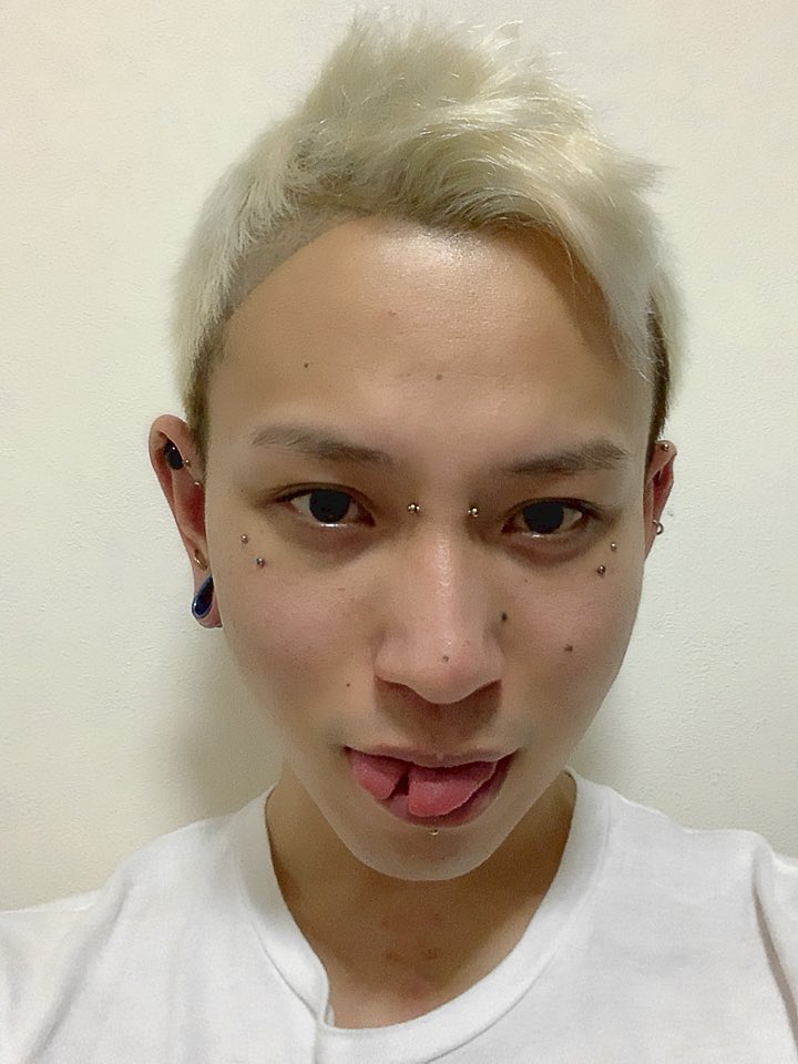 gen__chan__'s tweet photo. tattooもpierceもfashionも誰かの為にやってないし、何か言われる筋合いもない。自分のかっこいいと可愛いと綺麗の為にやってる。
『何になりたいの？』『何目指してるの？』『後悔しない？』って聞いてくる人。

何かになれましたか？後悔する前に何かしました？

私は自分の好きな私になれましたよ。 https://t.co/37FiaqH7rG