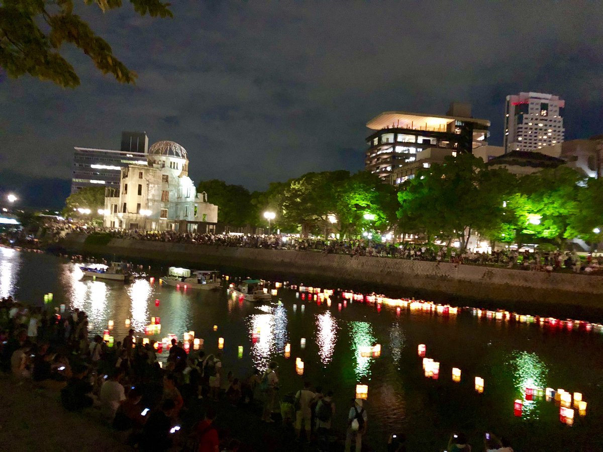 frechako's tweet photo. 平和な世の中になりますように。

 #灯篭流し
#広島原爆の日 https://t.co/XPQa1OtF1A
