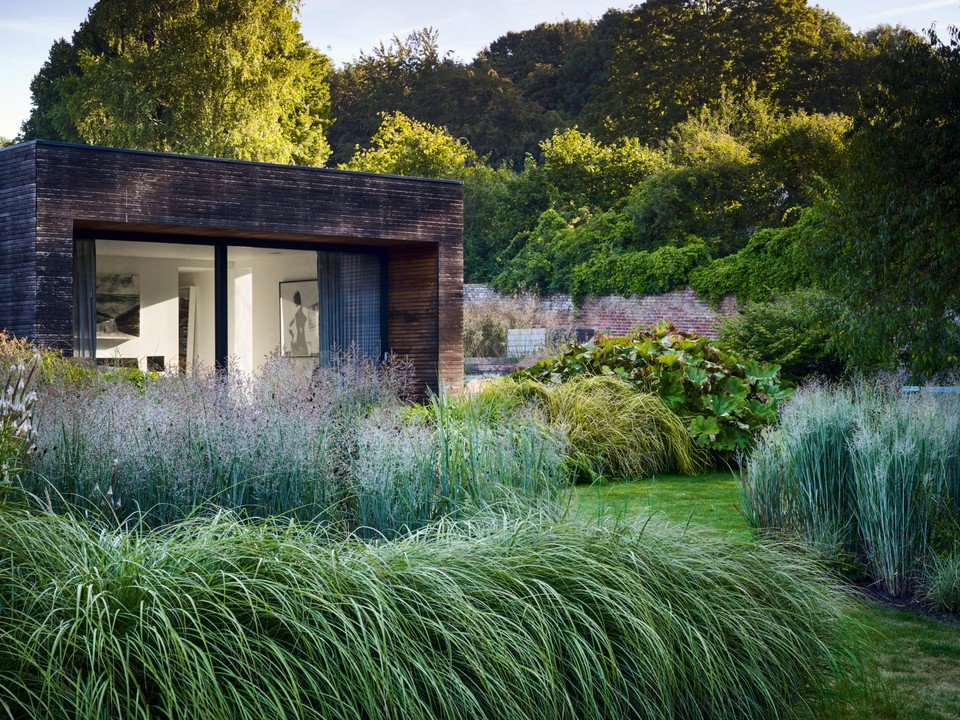 We just *can't* stop looking at the striking planting in this garden gardensillustrated.com/gardens/countr…