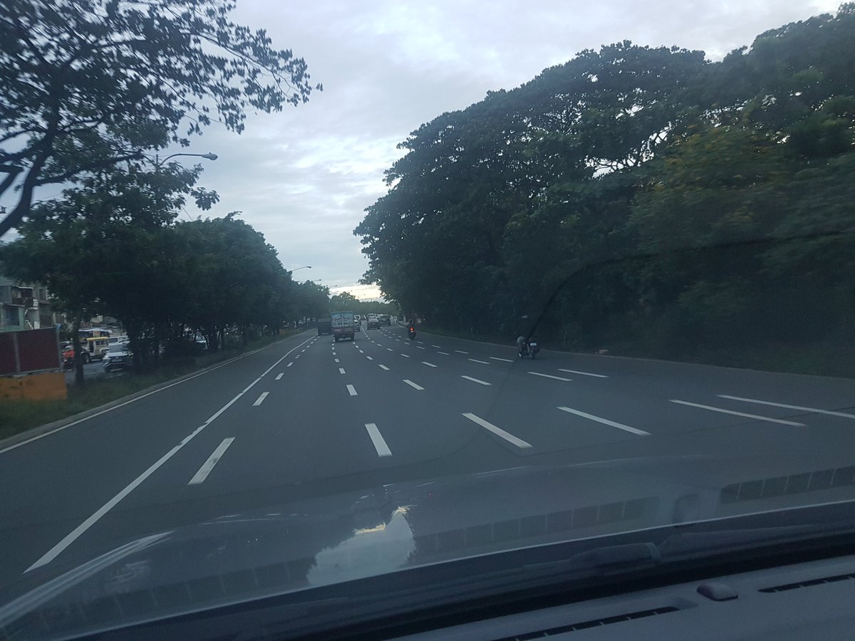 Cessy42's tweet photo. Someone please fix C5 southbound lanes! This is so confusing and unsafe 😥😱 #C5 #MMDA #jamesdeakin @MMDA https://t.co/v6qDI4cJOs