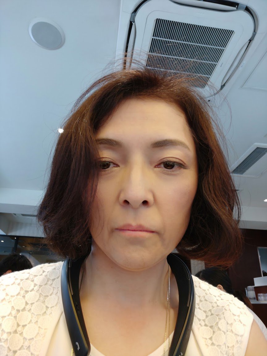 勝間和代 Oppoの携帯の機能使って 鼻の穴を小さくしてみました 鼻の穴が小さいと こういう顔になるらしい