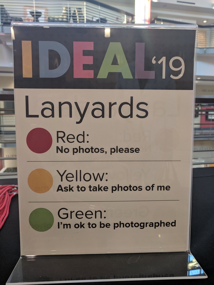 IDEAL '19 Lanyards sign with instructions. Red: No photos, please. Yellow: Ask to take photos of me. Green: I’m ok to be photographed.