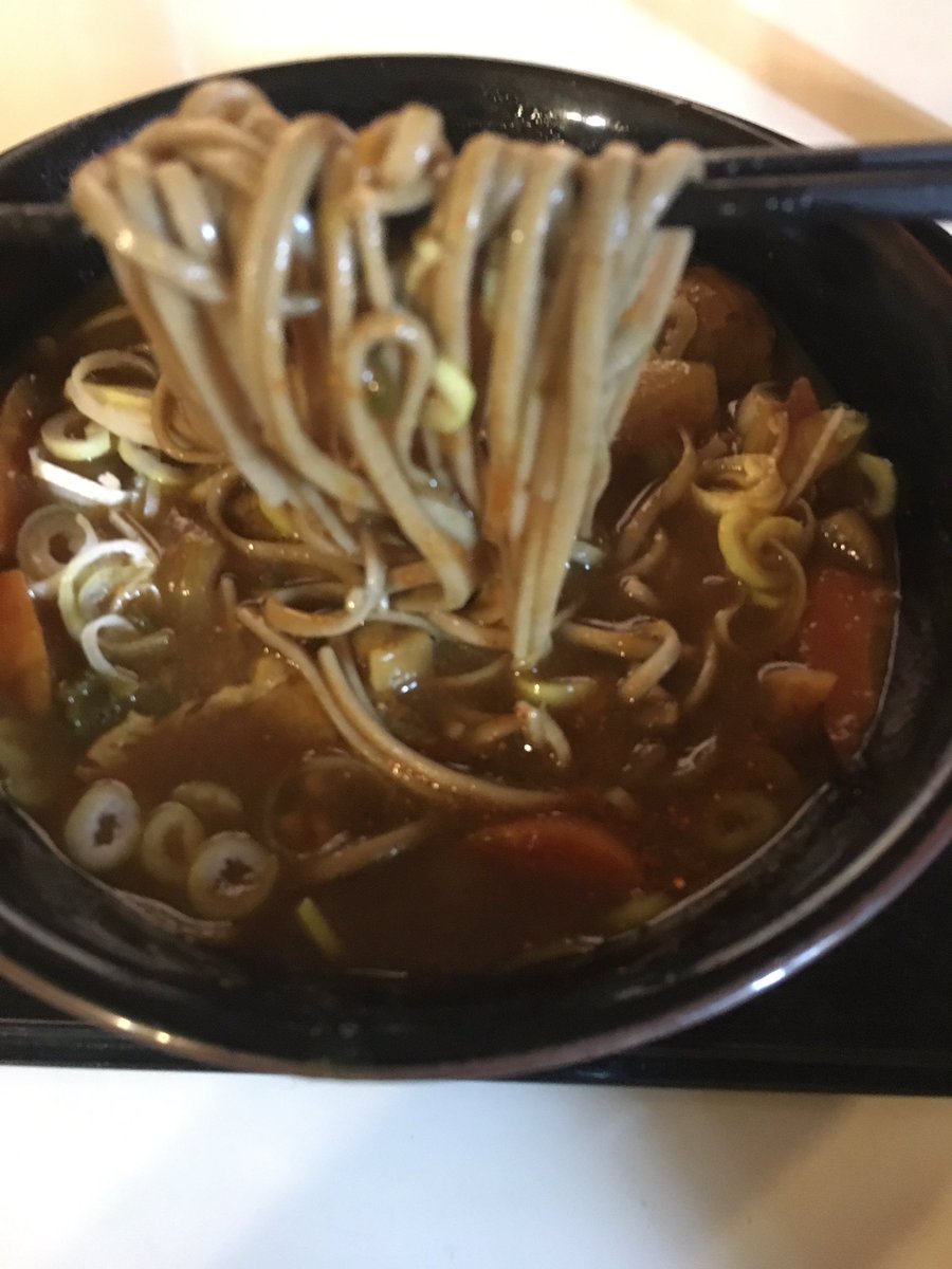 orbittokinowa03's tweet photo. 十割蕎麦を茹で、干し椎茸で出汁をとり、醤油と味醂を加えて、昨日のカレーと合わせ、最後に水溶き片栗粉を入れてカレー蕎麦にしました😊

#ヴィーガン #ビーガン #vegan https://t.co/pRdxyTjGob