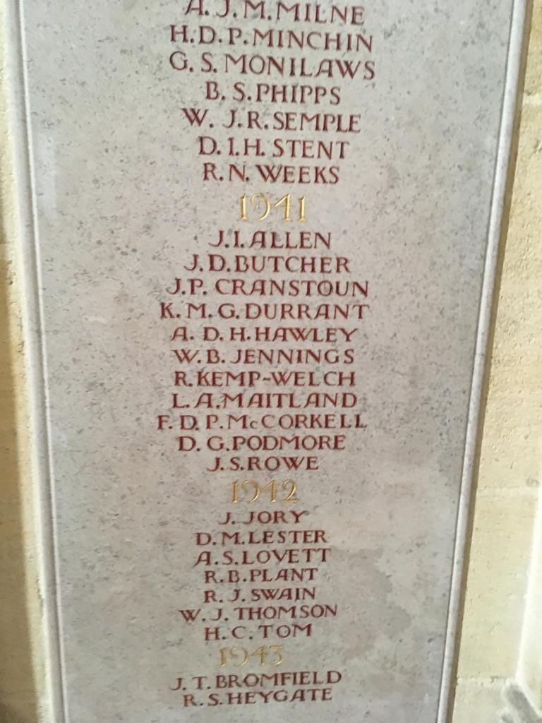 McCorkellC's tweet photo. Remembering our relation Lt FDP McCorkell, and his crew, 2nd Bn @irish_guards๐๐ปโโ๏ธโ๏ธ. Killed in action #OTD 75yrs ago, aged 21. Buried @CWGC St Charles de Percy Cemetery & on @CharterhouseSch #warmemorial #DDay75 #themicks #quisseparabit #Remembrance #thankyou @MccorkellHarry https://t.co/DoxZ5x0dLD