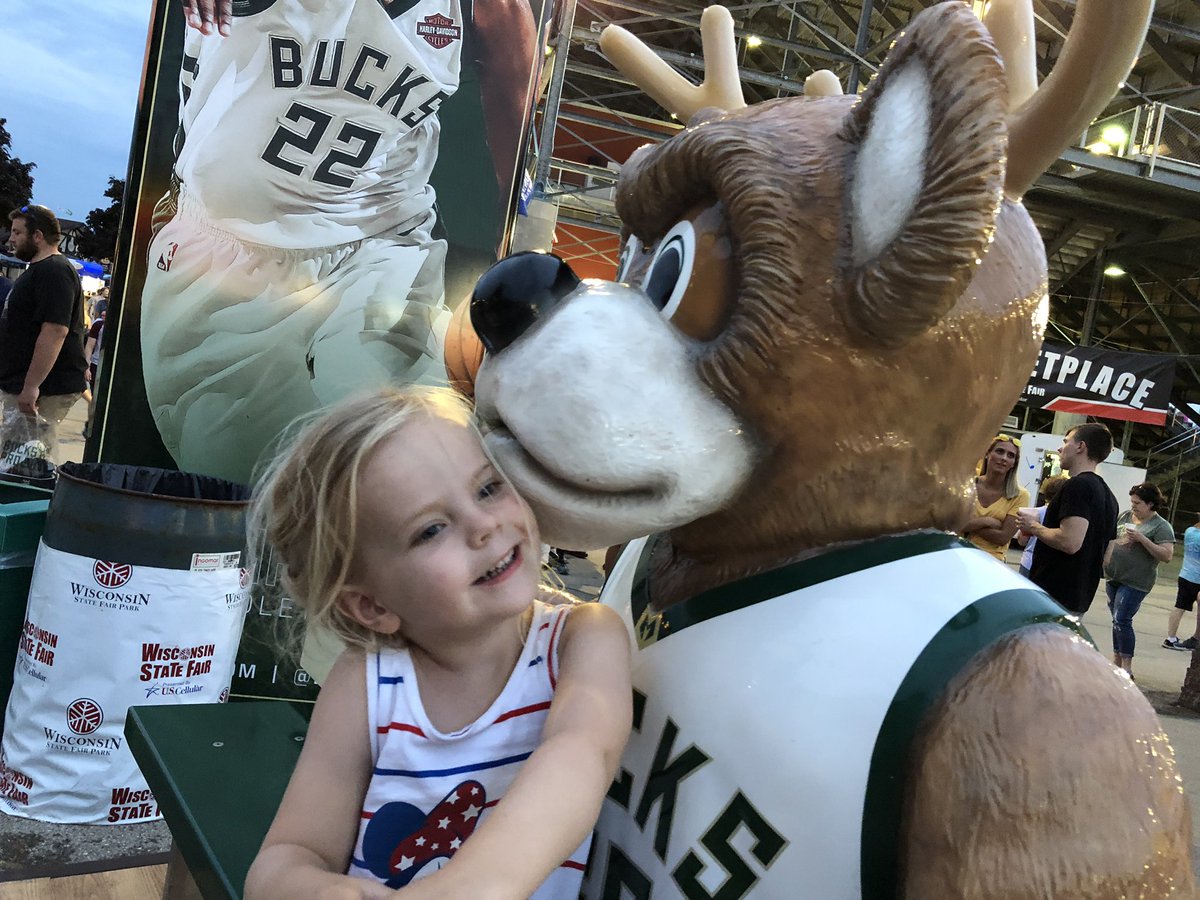 JEhlkeITV's tweet photo. I wish my wife looked at me the way my daughter looks at @BucksBango 
@Bucks #Bucks https://t.co/L9zDyxSXQY