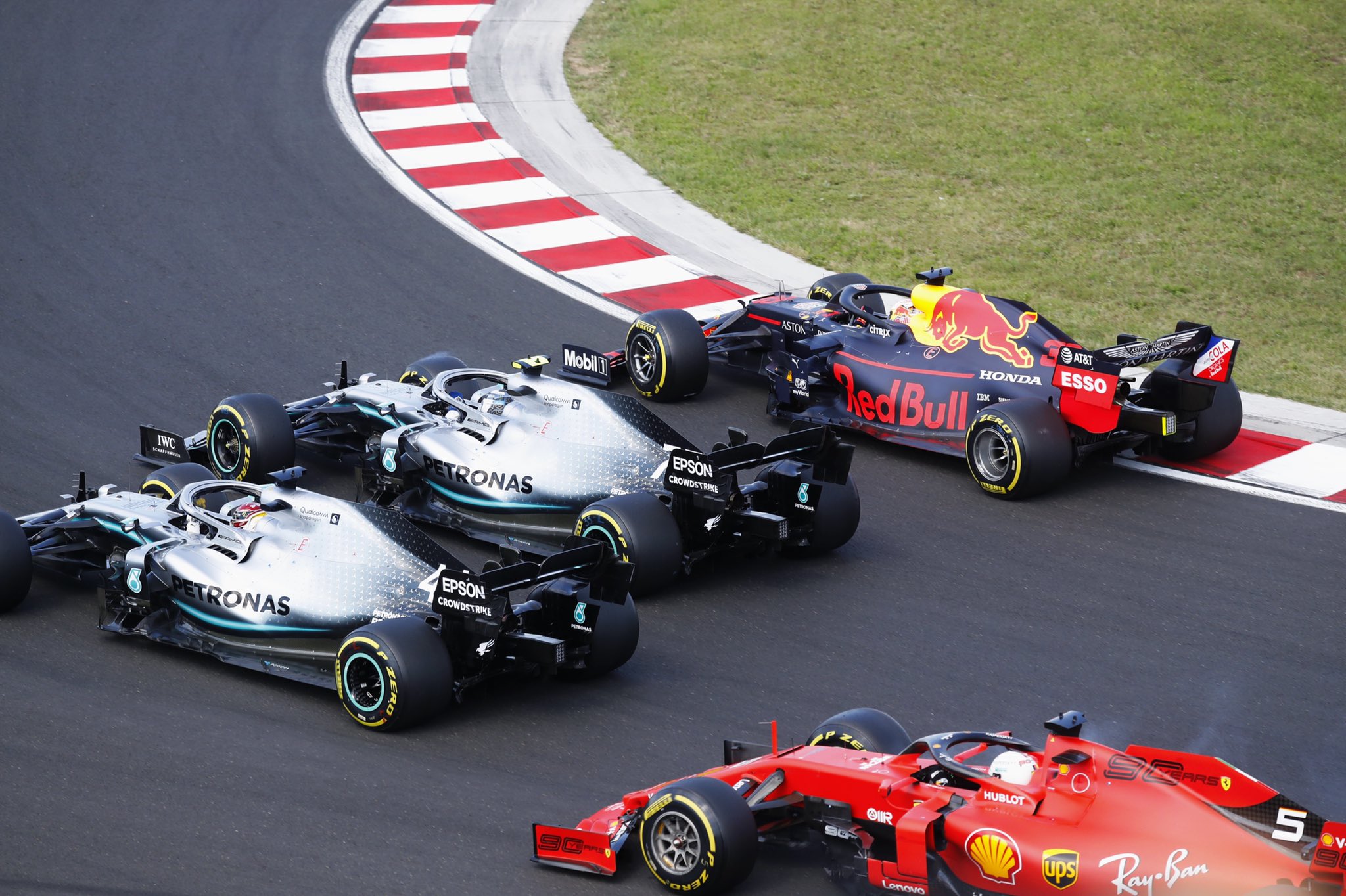 Lucha entre los Mercedes y Verstappen