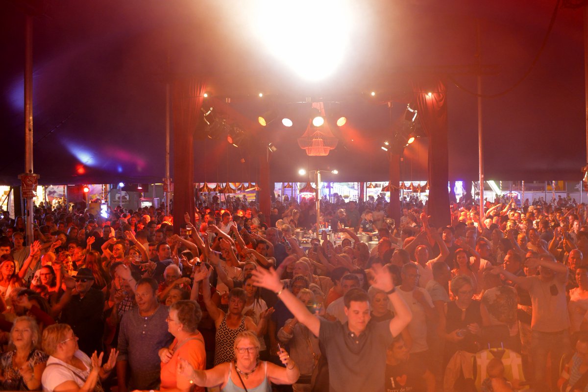 Zin in een Hillarische feest? Kom dan naar Hollario op Park Hilaria! Vanavond zetten Ferry De Lits, Django Wagner, Danny Canters en Feest DJ Angelo de hele tent op zijn kop!

#parkhilaria #eindhoven #feest #ambiance #hollario #volksmuziek #hollandsehits