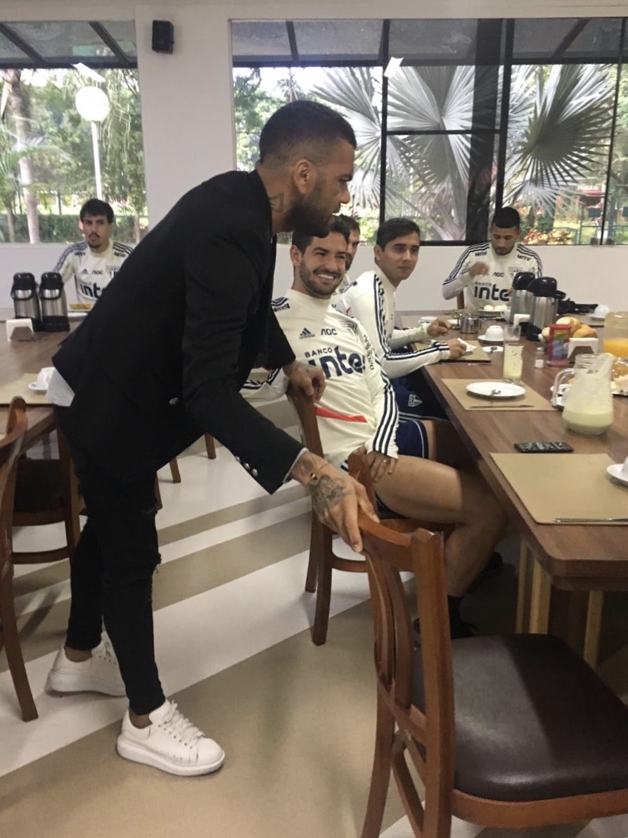 SaoPauloFC's tweet photo. Bom dia, torcida são-paulina! Tem um integrante novo na mesa do café da manhã. ☕️🇾🇪

#DaniEstáAqui https://t.co/jCdeU0zqaP