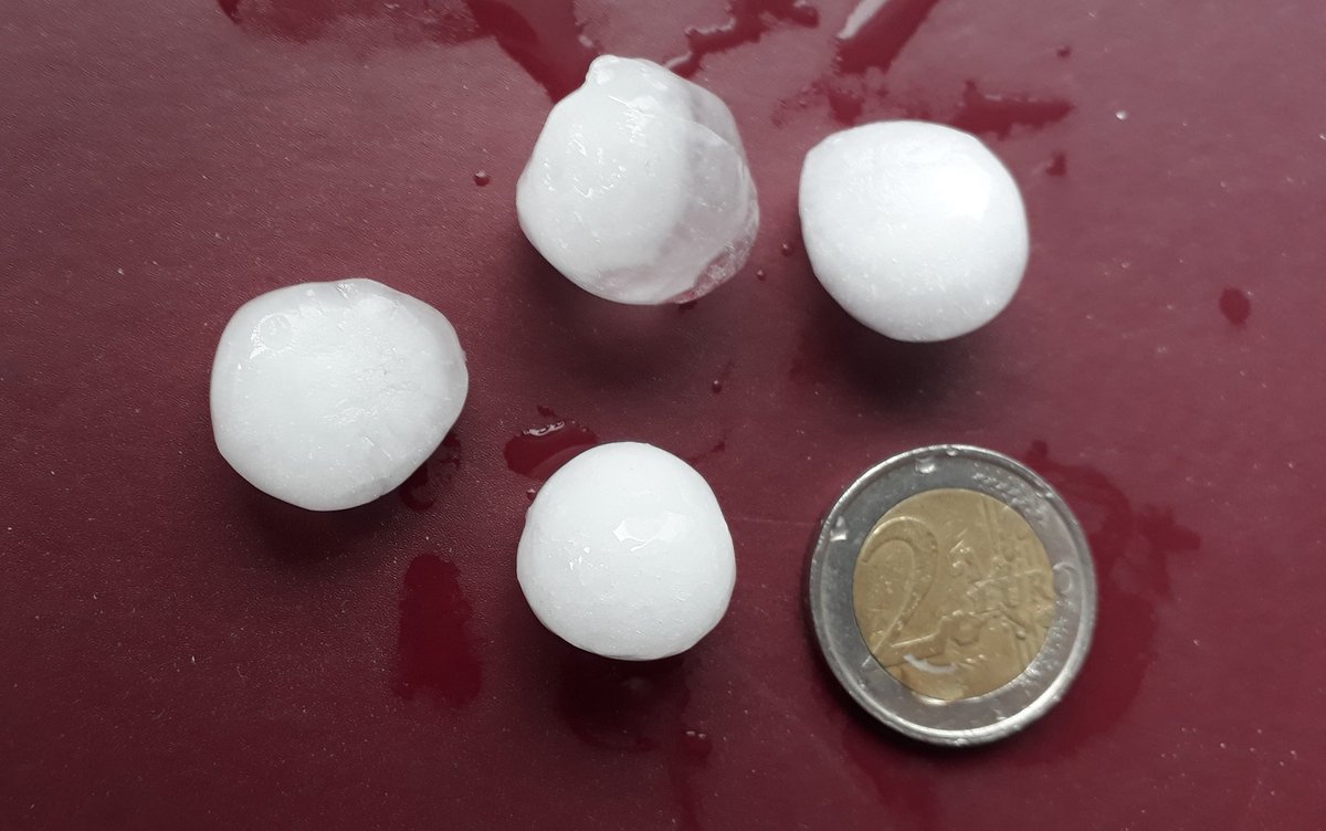 GuentherGeier's tweet photo. Extremes Gewitter in Bozen mit Hagel bis 2 cm Durchmesser, Sturm und Starkregen. https://t.co/gQZpLrBJHg