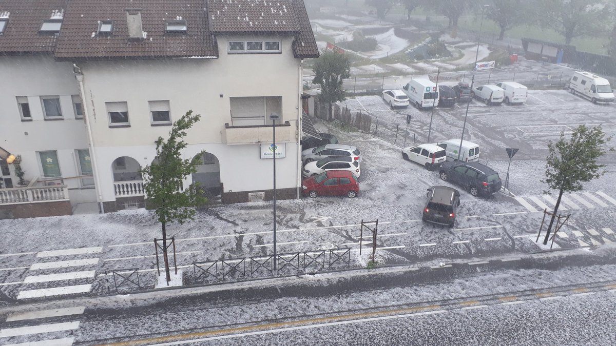 GuentherGeier's tweet photo. Extremes Gewitter in Bozen mit Hagel bis 2 cm Durchmesser, Sturm und Starkregen. https://t.co/gQZpLrBJHg