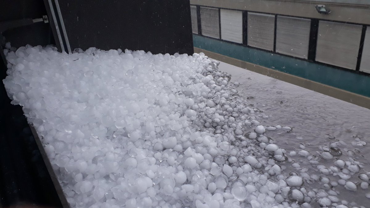 GuentherGeier's tweet photo. Extremes Gewitter in Bozen mit Hagel bis 2 cm Durchmesser, Sturm und Starkregen. https://t.co/gQZpLrBJHg