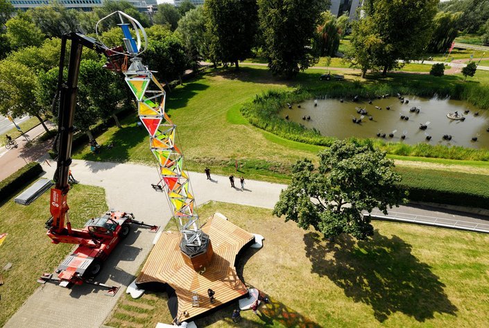NLinUK's tweet photo. A team of Dutch @TUEindhoven researchers and companies have developed a #plugnplay windmill with built-in solar panels to provide #CleanEnergy at festivals! @Pukkelpop will be the first to use it. @GlastoFest next year? #GlobalChallengesDutchSolutions

https://t.co/51ytl0G9aT https://t.co/R3RMQaWG1r