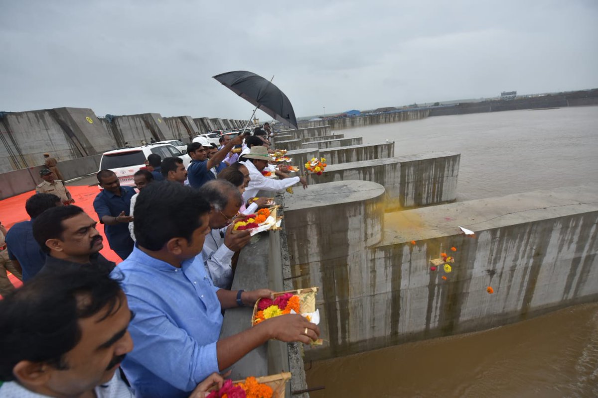 TelanganaCMO's tweet photo. కాళేశ్వరం ప్రాజెక్టు బ్యారేజీల నిర్వహణ విషయంలో అత్యంత అప్రమత్తంగా ఉండాలని ముఖ్యమంత్రి శ్రీ కె. చంద్రశేఖర్ రావు ఇరిగేషన్ ఉన్నతాధికారులను ఆదేశించారు. ప్రాణహిత నుండి కొన్ని లక్షల క్యూసెక్కుల్లో భారీ వరద వస్తున్న నేపథ్యంలో గేట్ల నిర్వహణ విషయంలో అన్ని జాగ్రత్తలు తీసుకోవాలని సూచించారు. https://t.co/y5QMOn7wUr