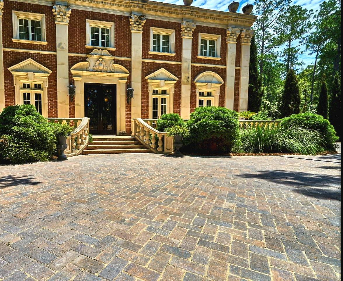 KSHardscapes's tweet photo. Our tumbled Holland paver complements this exterior so effortlessly 😍
#tumbledpaver #hollandpaver #holland #keystonehardscapes #herringbonepattern #paverdriveway #drivwayideas #drivewaydesign #driveway #frontyard #landscaping #landscapedesign https://t.co/8kI1Pp4d0s