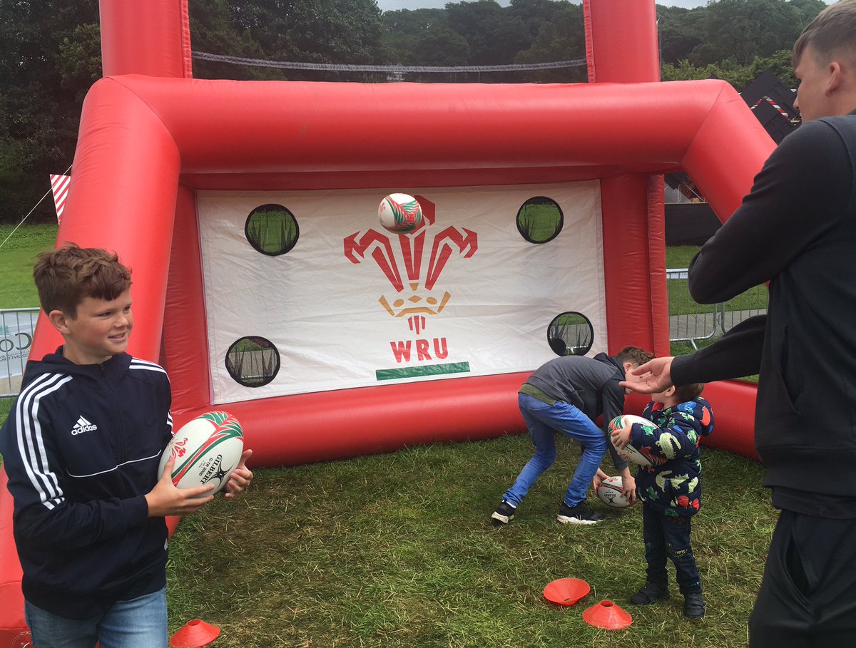 WelshRugbyUnion's tweet photo. Dewch draw i'r ardal chwaraeon @eisteddfod gweld tlysau'r Chwe Gwlad a ymarfer sgiliau pasio a chicio 👊🙌🏽 https://t.co/7e4RP2DINZ