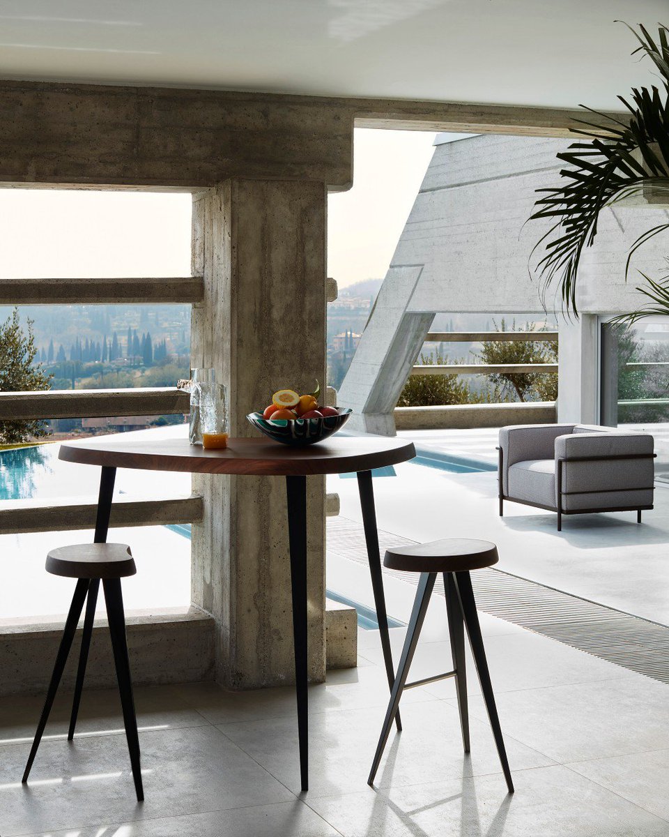 A pool side view. Mexique bar stools and table by Charlotte Perriand. #TheCassinaPerspective

Photo Credits: <a href="/depasquale/">Bruno de Pasquale</a>.maffini