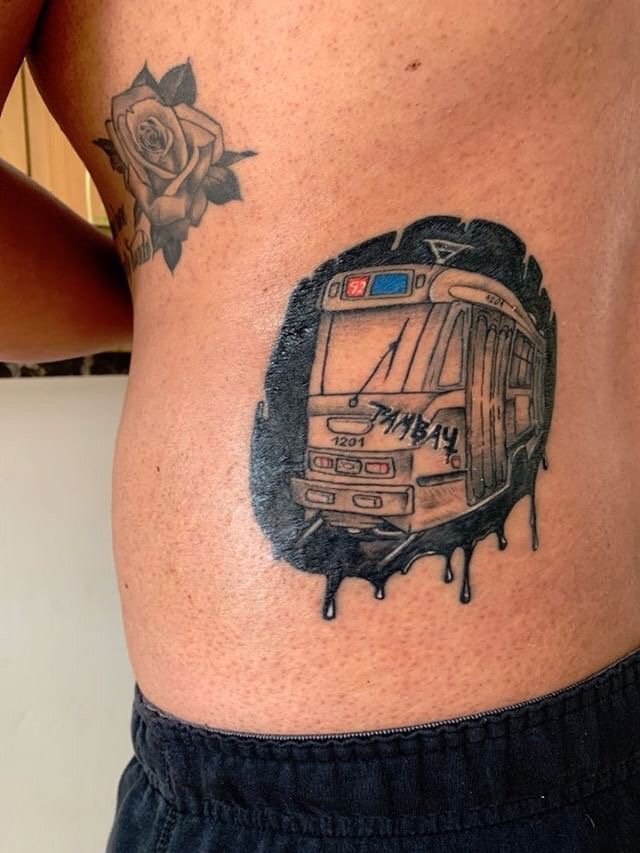 INSOLITE ! Si la STIB était un tatouage, il serait celui de Michael... (@ brrrraa sur Instagram)
Ayant grandi à Schaerbeek, il a voulu rendre hommage au tram de son enfance ! On peut dire qu'il a le tram dans la peau. 😎