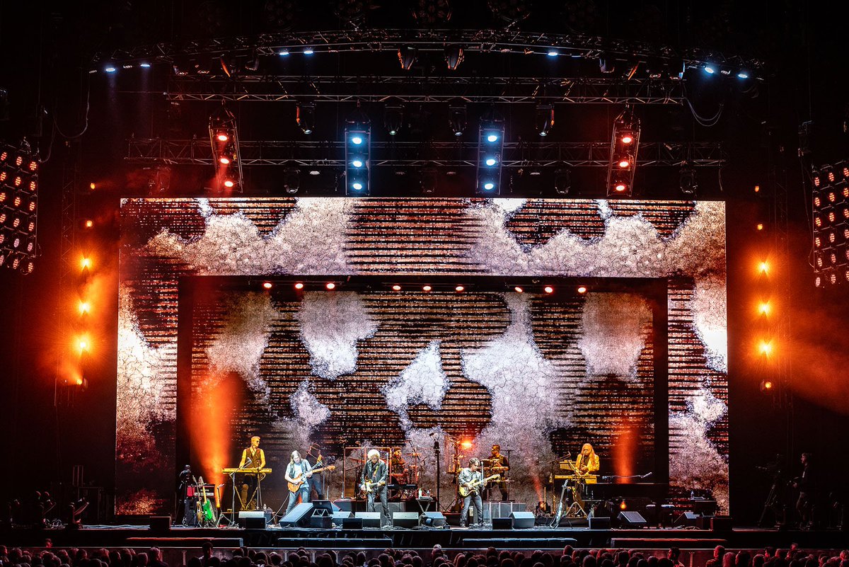 Adlib_co_uk's tweet photo. Adlib supplied full production – sound, lighting, video and rigging – plus crew for the recent UK tour by maverick US duo Daryl Hall and John Oates, whose impressive string of top 40 hits stretch back to the 1970s!
#adlibatwork
https://t.co/mjAqELu6H2 https://t.co/yXuQnrsPOG